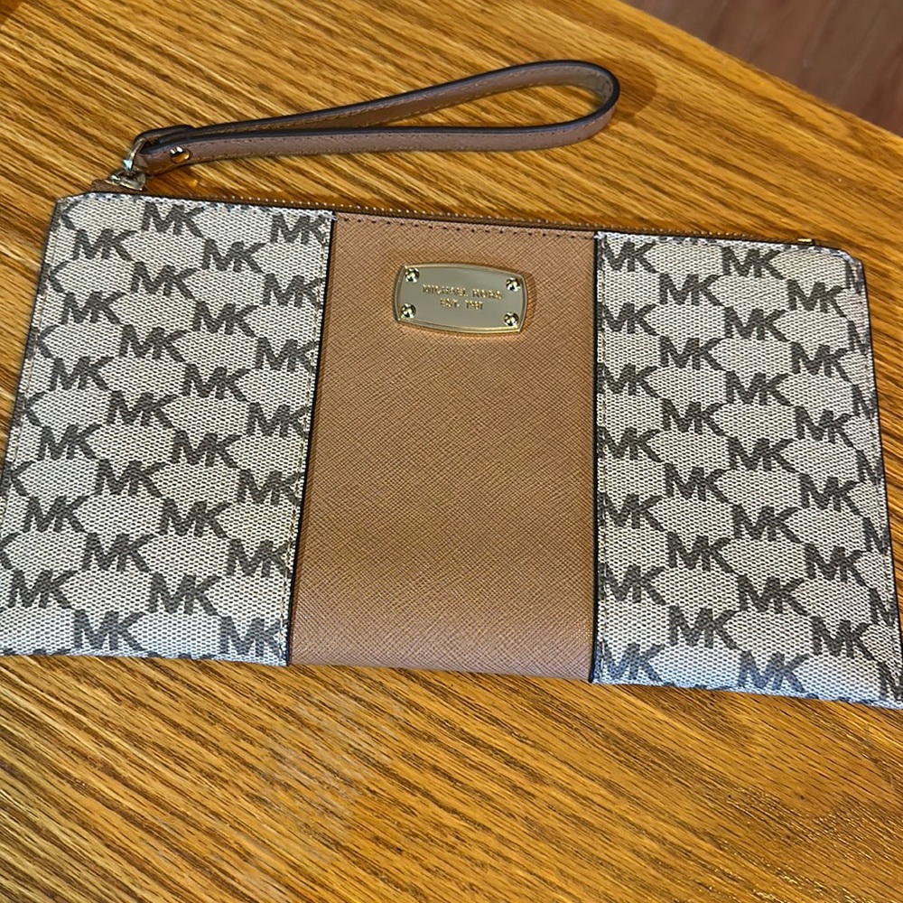 MICHAEL KORS ❤️ Wristlet / Wallet~Pre❤️Loved in Excellent Condition.